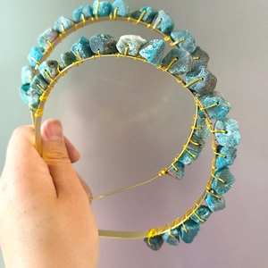 Detail of natural raw teal crystals hand-wired on a golden double-row metal headband