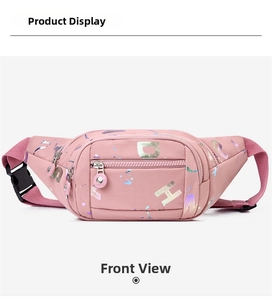 Vue frontale du sac banane rose en nylon avec imprimé brillant et sangle ajustable