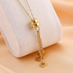 Elegante collana in acciaio al titanio dorato con pendente cilindrico e numeri romani