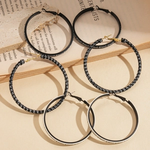 Trois paires de créoles géométriques en cuir avec lettres et design minimaliste chic