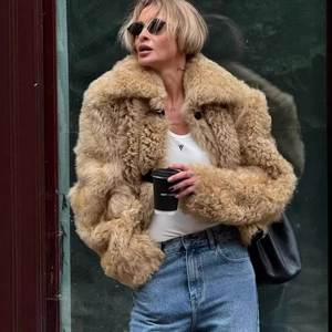 Veste à la mode en fausse fourrure camel avec texture duveteuse et col à revers décontracté