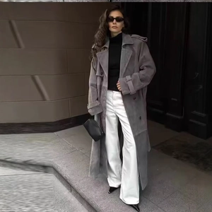 Élégant trench-coat long gris avec ceinture et revers pour un look minimaliste chic