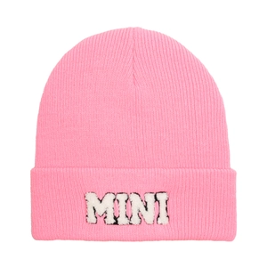 Dettaglio del cappello in maglia rosa con ricamo della scritta MINI in morbido peluche