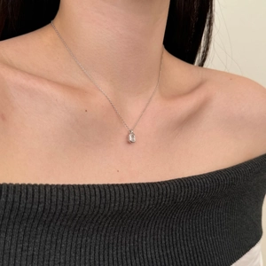 Gros plan d'un collier en argent S925 avec pendentif en zircon rectangle sur le cou
