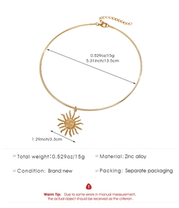 Vista dettagliata della collana con ciondolo sole dorato con dimensioni e chiusura