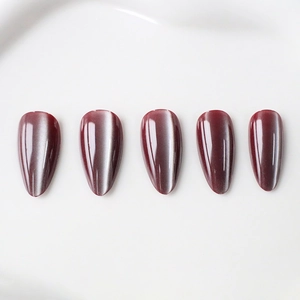 Faux ongles amande œil de chat violet foncé avec éclat métallique et fini gemme