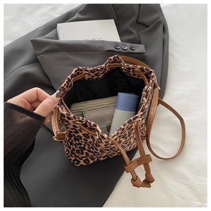 Vue intérieure du sac seau léopard montrant le rangement du portefeuille et du maquillage