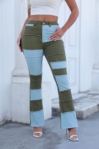 Détail d'un jean évasé taille haute bicolore en denim vert olive et bleu clair