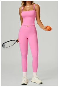 Détail du legging de yoga rose à taille haute en V avec poches latérales