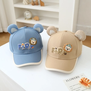Casquettes de baseball enfant avec lion cartoon et oreilles peluche en bleu et beige