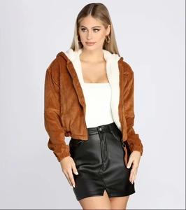Detailansicht der braunen Cordjacke mit Kapuze, weißem Kunstfellfutter und Reißverschluss