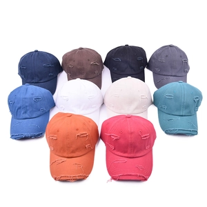 Détail de casquettes de baseball vintage délavées en dix couleurs avec effets usés