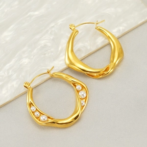 Minimalist 18k gold plated twisted hoop earrings with white pearls for a luxury look