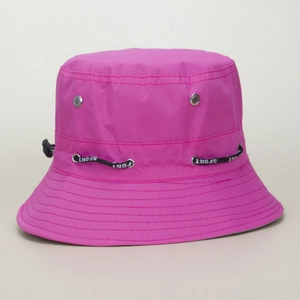 Détail du chapeau bob rose avec œillets métalliques et cordon noir marqué SPORT