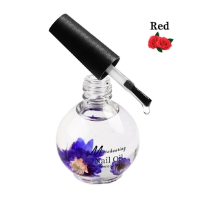 Detail van een 15ml nagelolie flesje met gedroogde bloemen en een handig kwastje