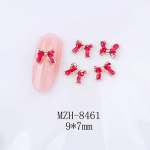 Détail de nœud en métal rouge émaillé pour ongles avec bordure dorée 9x7mm