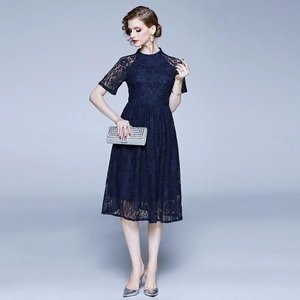Robe midi élégante en dentelle bleu marine avec col rond et silhouette trapèze pour femme