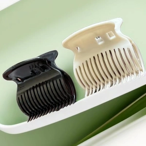 Pinces à cheveux en plastique noir et blanc crème pour coiffure et protection thermique