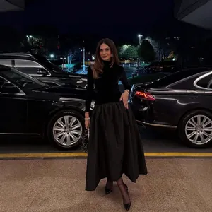 Ensemble élégant noir avec haut en velours à manches longues et jupe longue évasée