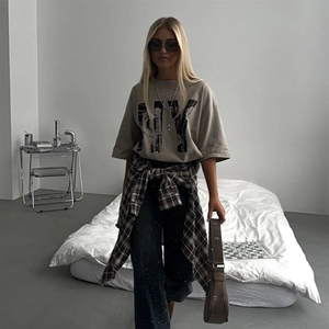 T-shirt kaki oversize avec imprimé FIY et jean droit foncé au style rétro urbain