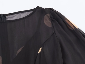 Détail de mousseline transparente à pois marrons et plis élégants sur l'épaule