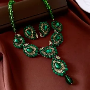 Parure vintage avec goutte d'eau émeraude, collier de perles et boucles d'oreilles