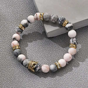 Details von Rosa Zebra Steinarmband mit goldenem Kronenanhänger und Glitzerperlen