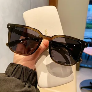 Gafas de sol polarizadas vintage cuadradas oversize en marrón oscuro con estuche de cuero
