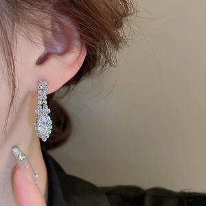 Détail rapproché de boucles d'oreilles en cristal étincelant avec pampilles élégantes