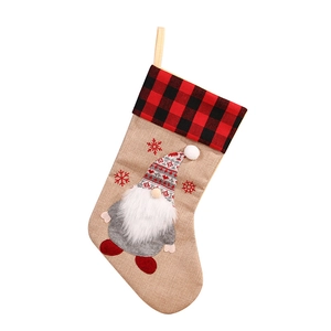Chaussette de Noël en lin avec bordure à carreaux rouges et décoration de gnome en peluche