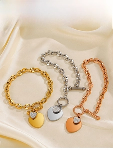 Détail de bracelets en acier inoxydable avec pendentif cœur et fermoir OT sur soie