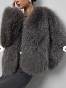 Manteau chic en fausse fourrure gris foncé avec col en V pour une chaleur hivernale
