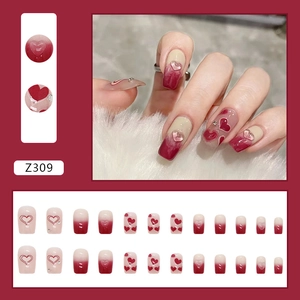 Details von roten Herz-Press-on-Nägeln mit Cat-Eye-Glitzer und 3D-Herz-Akzenten