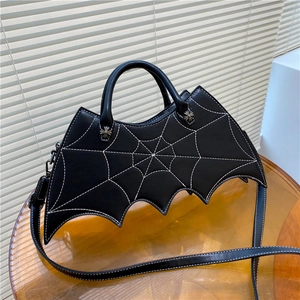 Gotische Fledermaus-Umhängetasche mit Spinnennetz-Nähten und Kreuz-Metallbeschlägen.