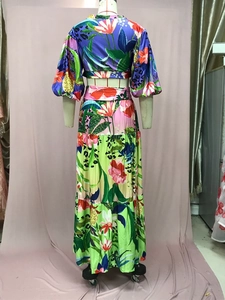 Detalle de un vestido largo de dos piezas con estampado floral, mangas abullonadas y falda de capas