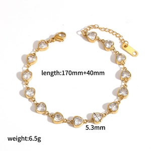 Vue détaillée d'un bracelet de cœurs en zircon plaqué or 18k avec pierres de 5,3 mm