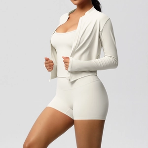 Detailansicht des cremeweißen Yoga-Sets mit Reißverschlussjacke und Kompressionsstoff