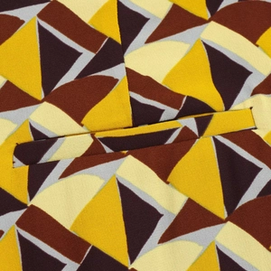 Completo camicia e pantaloni con stampa geometrica e dettaglio tasca giallo senape