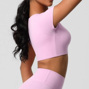 Vue latérale de l'ensemble de yoga rose avec legging taille haute et haut court