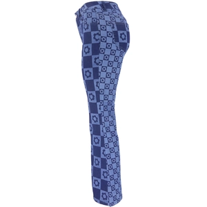 Jean bleu évasé à taille haute avec imprimé floral et motif damier de style rétro