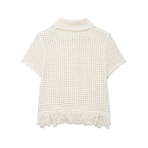 Détail du haut en maille crochet blanche avec motif ajouré et ourlet à franges