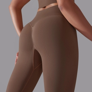 Detail der nahtlosen gerippten High-Waist-Yogahose mit V-förmiger Naht zur Po-Anhebung