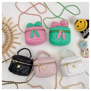 Quilted girls' bags in various colors with metallic chains and flower charms details
