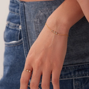 Gros plan sur l'ensemble bracelet et bague plaqué or 18K avec zircons en goutte