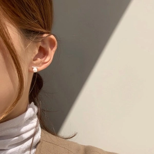 Minimalist 925 sterling silver pearl earrings with metal bar shown on model's ear