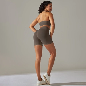 Dettaglio della trama a coste senza cuciture sul retro del reggiseno e dei pantaloncini