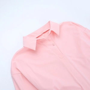 Detailansicht des rosa Hemdkragens und der glatten Stoffnähte für ein elegantes Design