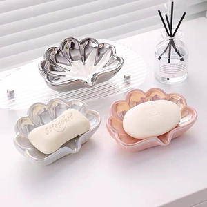 Portasapone creativi in ceramica a forma di conchiglia nei colori argento e perla