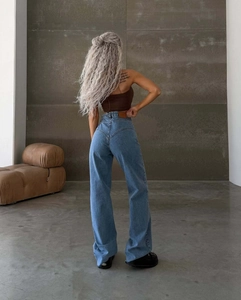 Detail von High-Waist-Vintage-Jeans mit V-förmiger Rücknaht und hochwertiger Denim-Textur