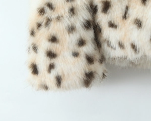 Détail rapproché de la texture en fausse fourrure léopard aux fibres douces